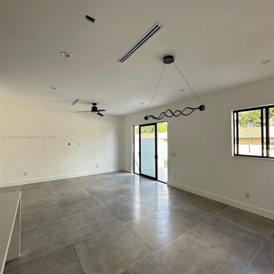 4627 Sw 32nd Ave #2C - Photo 7 of 31