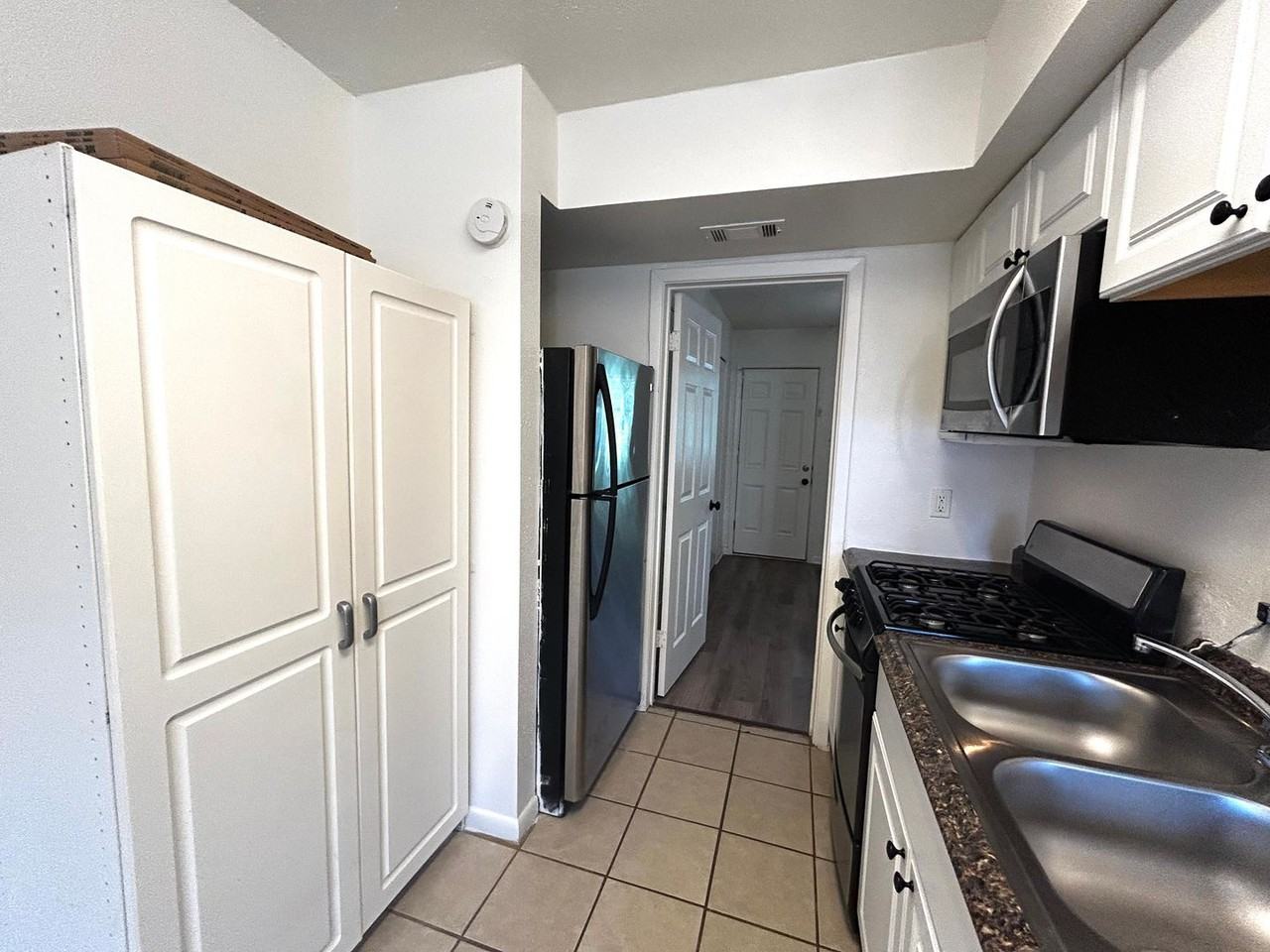 1010 W 23rd St #10 - Photo 7 of 21