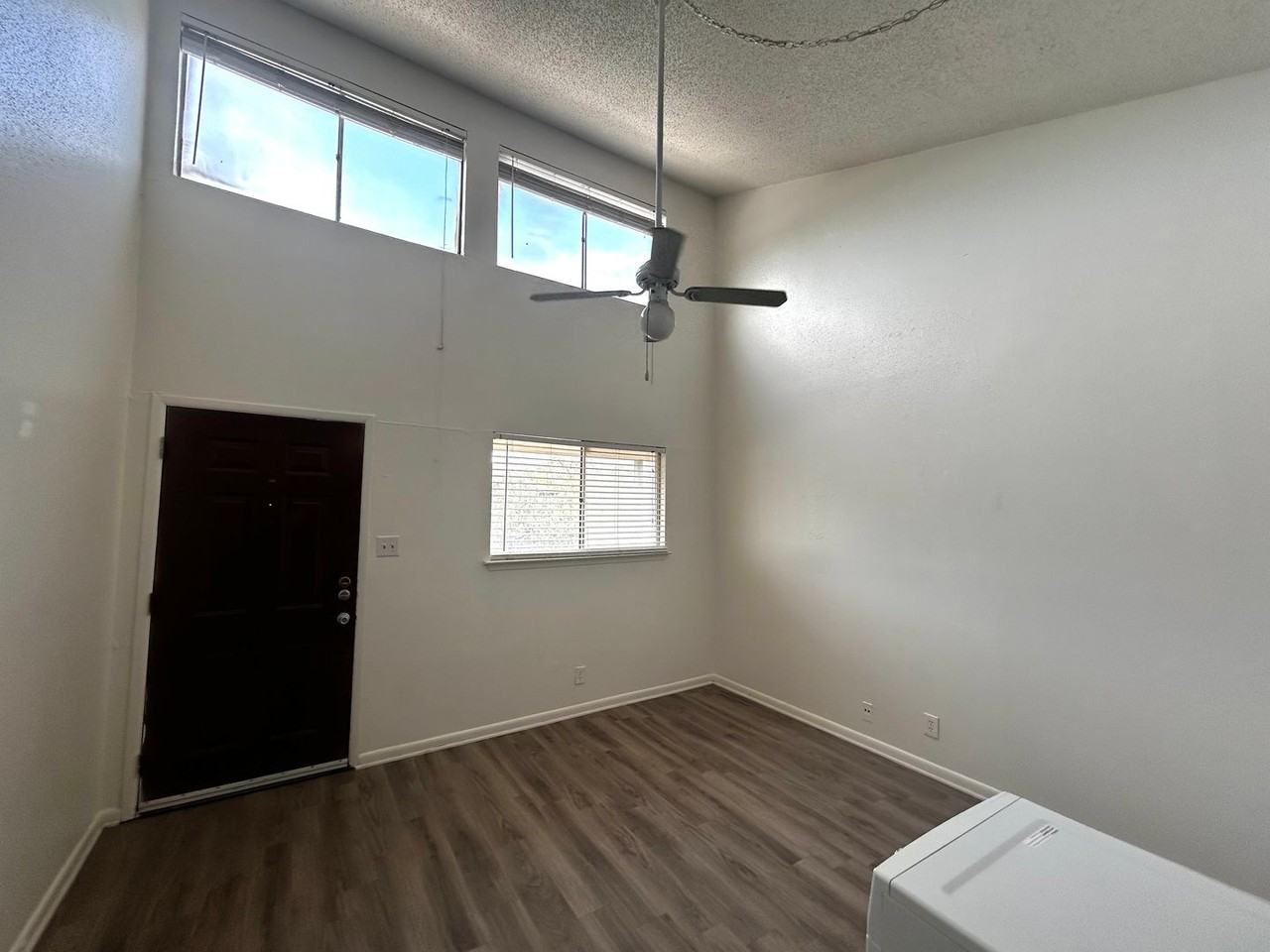 1010 W 23rd St #13 - Photo 3 of 23