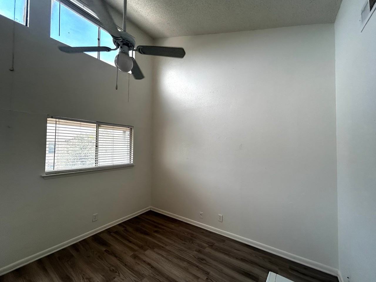 1010 W 23rd St #13 - Photo 4 of 23