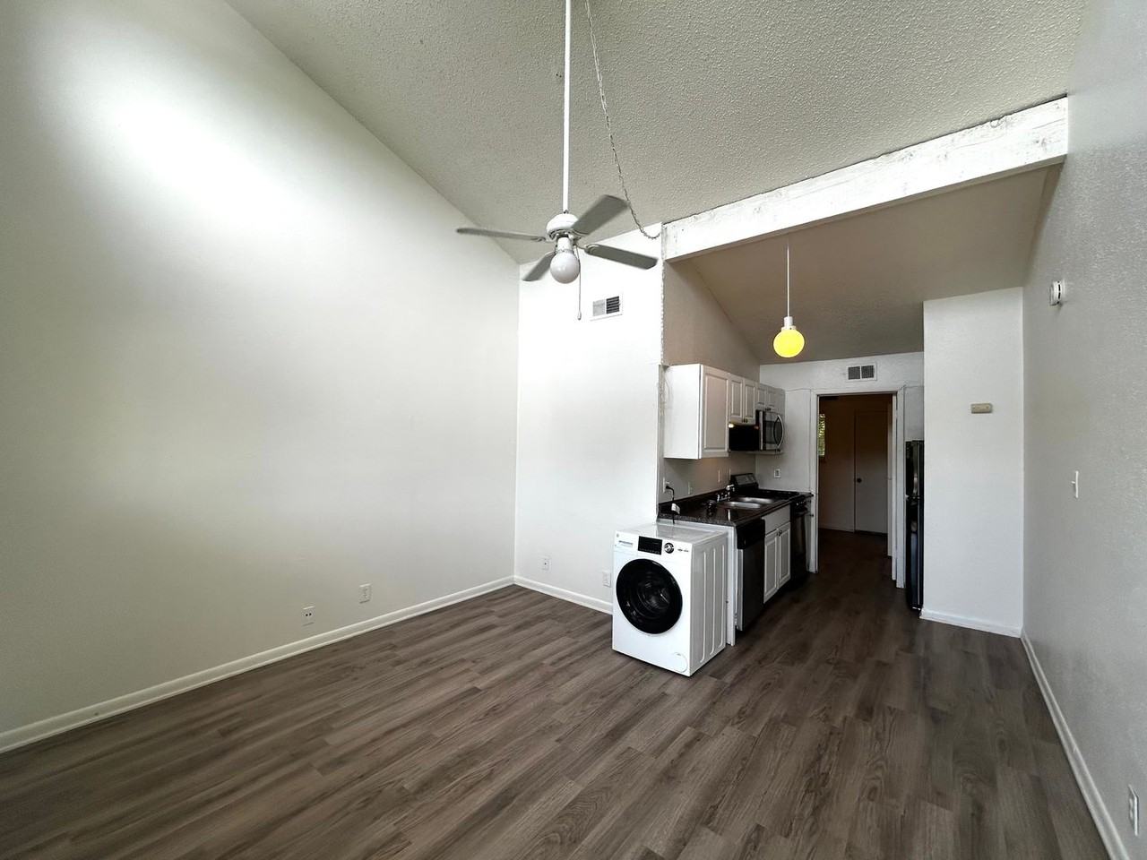 1010 W 23rd St #13 - Photo 5 of 23