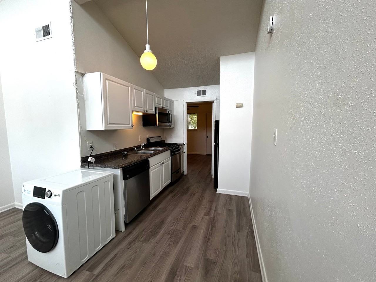 1010 W 23rd St #13 - Photo 6 of 23