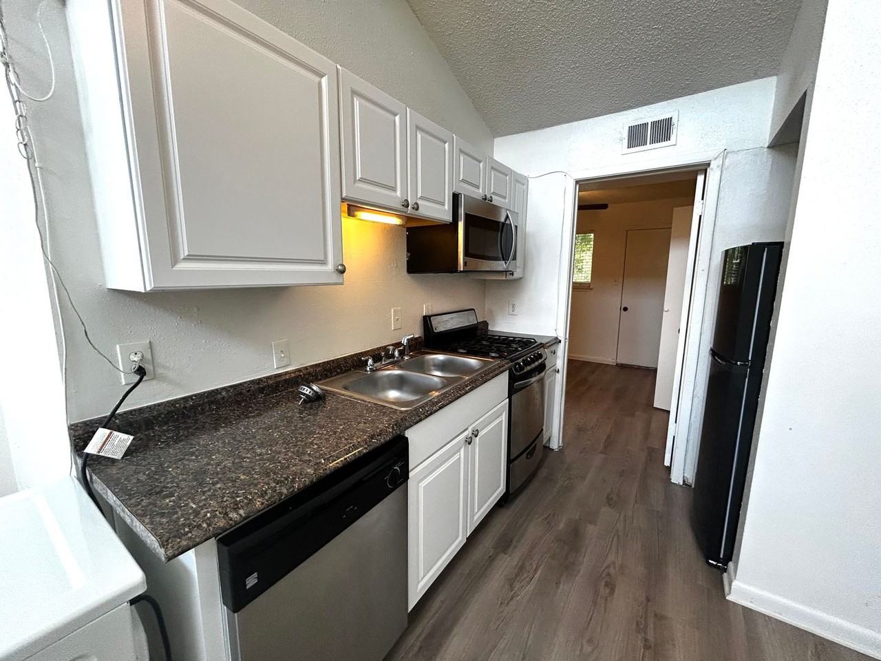 1010 W 23rd St #13 - Photo 7 of 23
