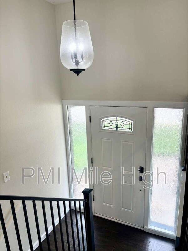 6614 Everett St - Photo 3 of 33
