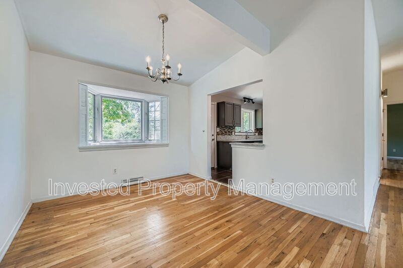 536 Quentin St - Photo 3 of 13