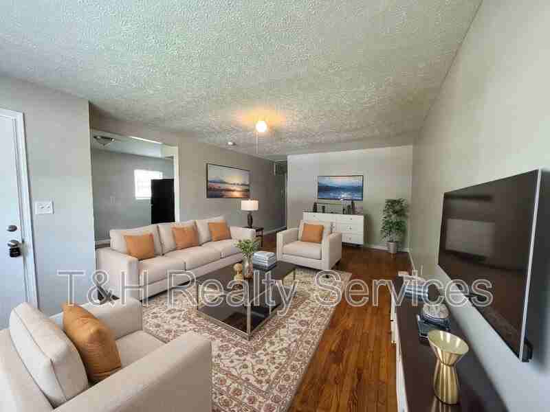 1023 S Worth Ave - Photo 5 of 18