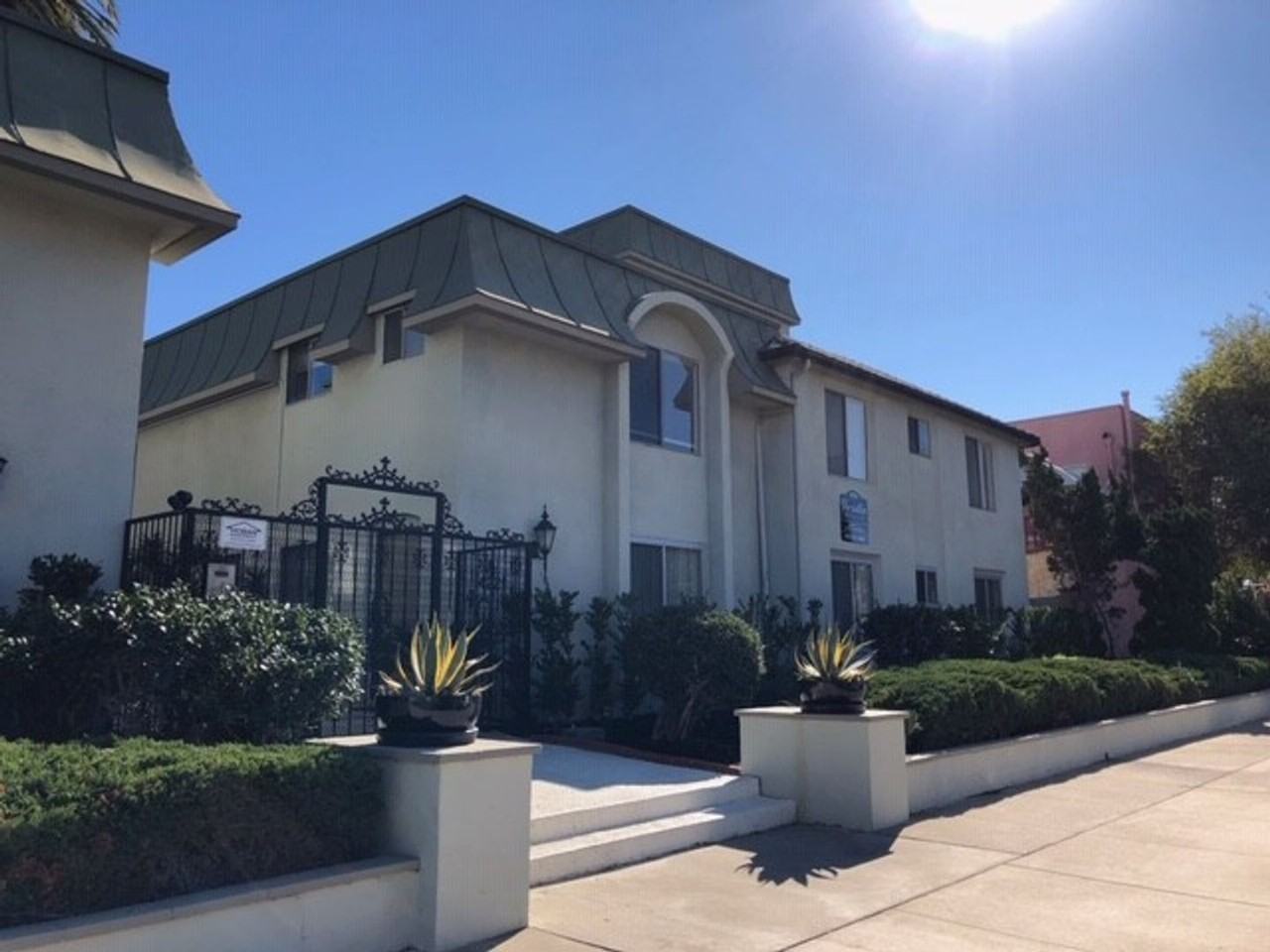 Versailles Apts. - Photo 2 of 20
