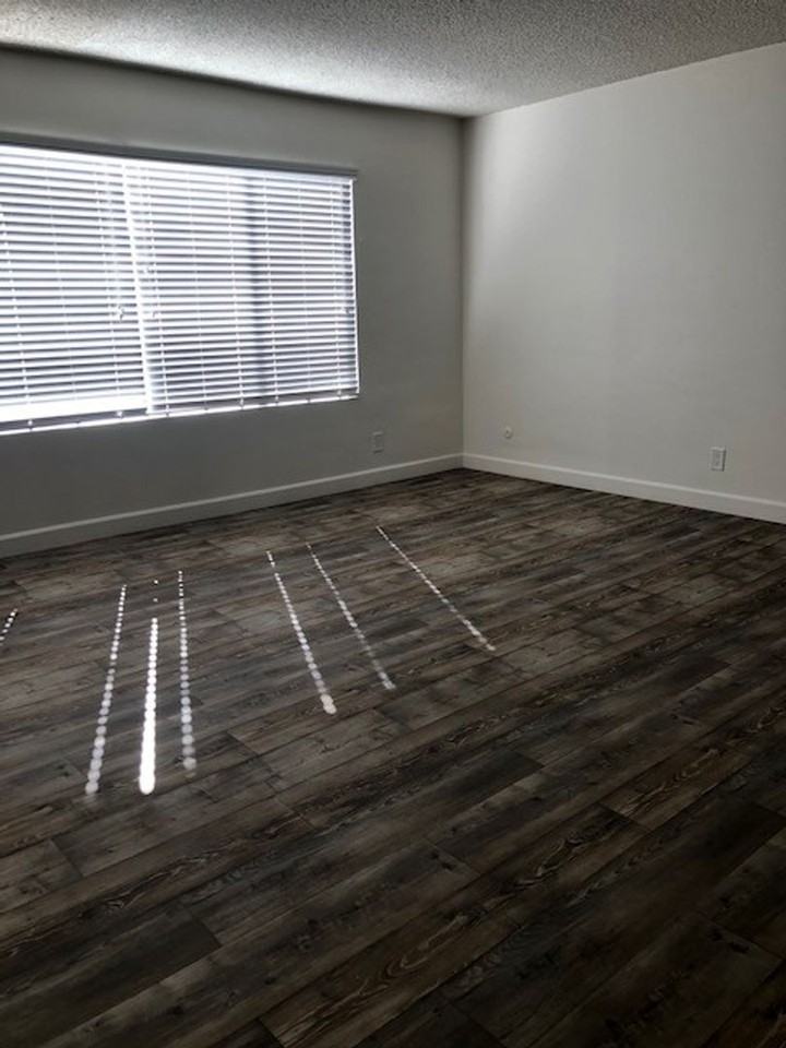 Versailles Apts. - Photo 4 of 20