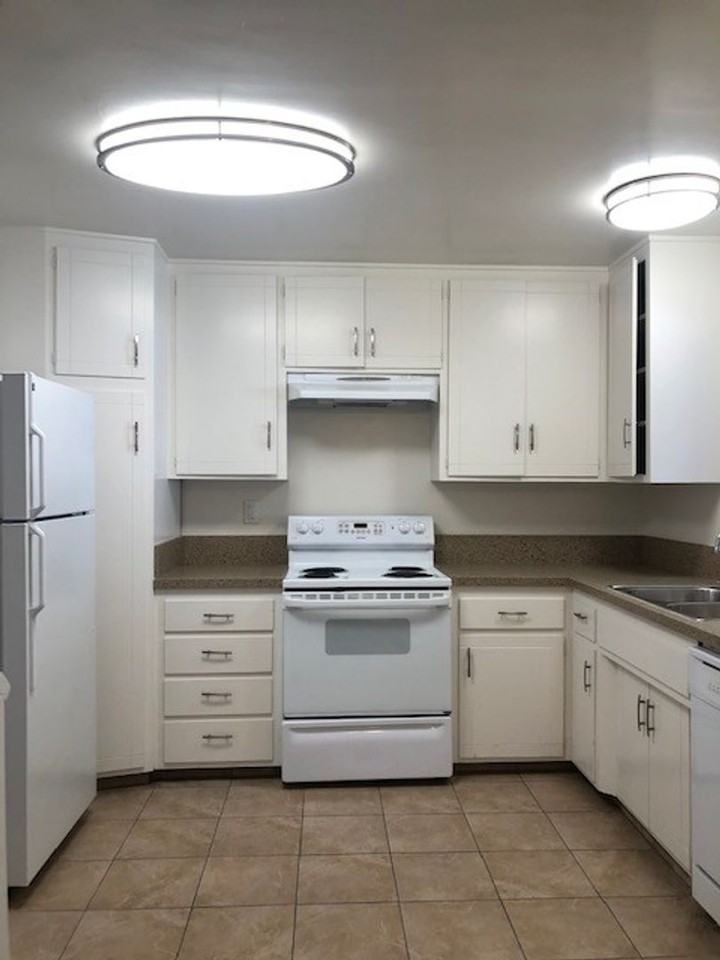 Versailles Apts. - Photo 7 of 20