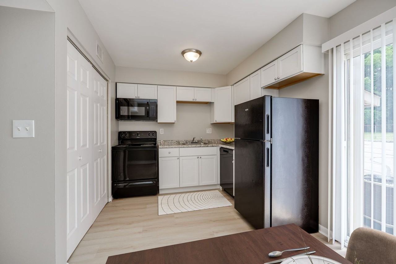 Monroe Terrace Apartments - Photo 4 of 18