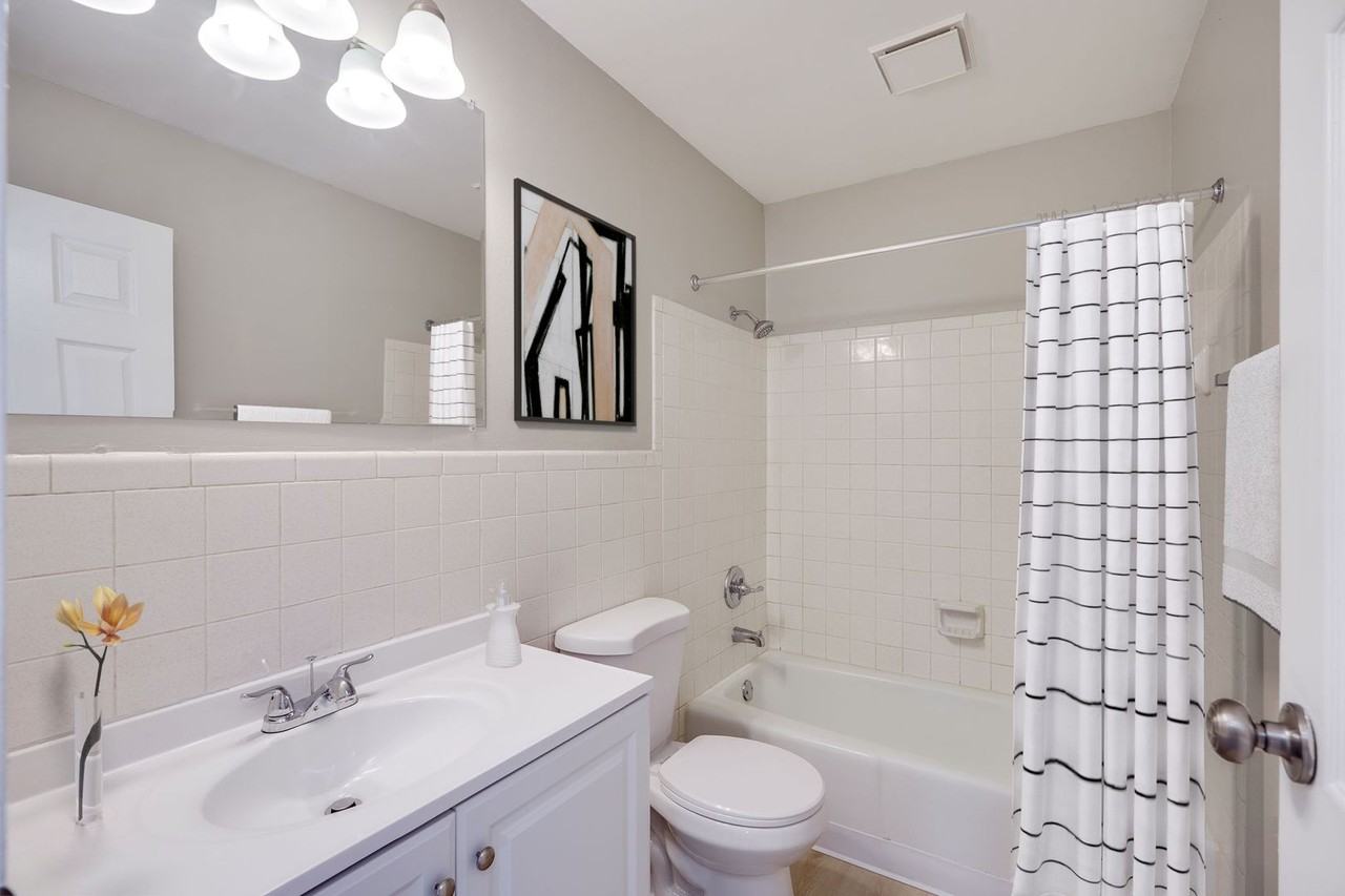 Monroe Terrace Apartments - Photo 7 of 18