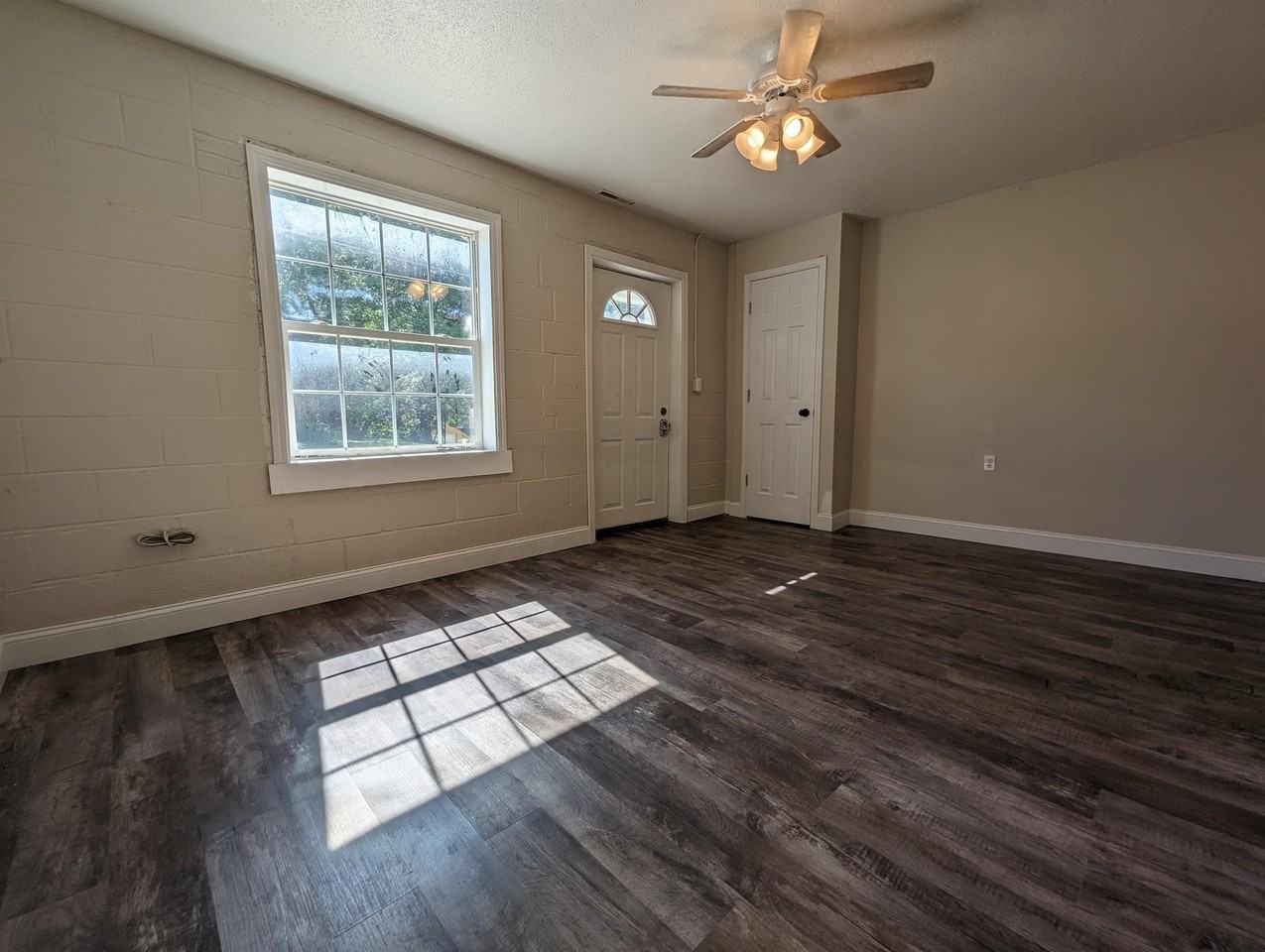 702 South Roche Street - Photo 2 of 7