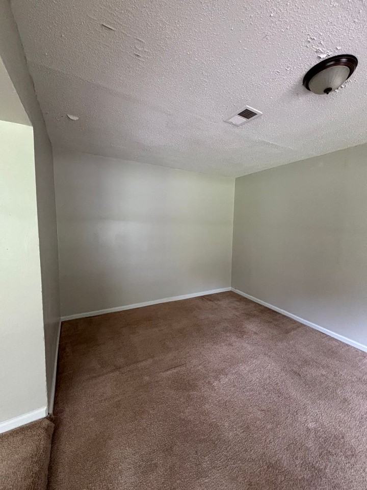 1590 Talmadge Rd - Photo 4 of 19