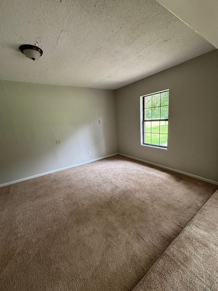 1590 Talmadge Rd - Photo 5 of 19