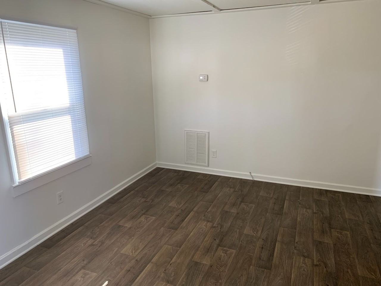 1514 Sloan St - Photo 2 of 8