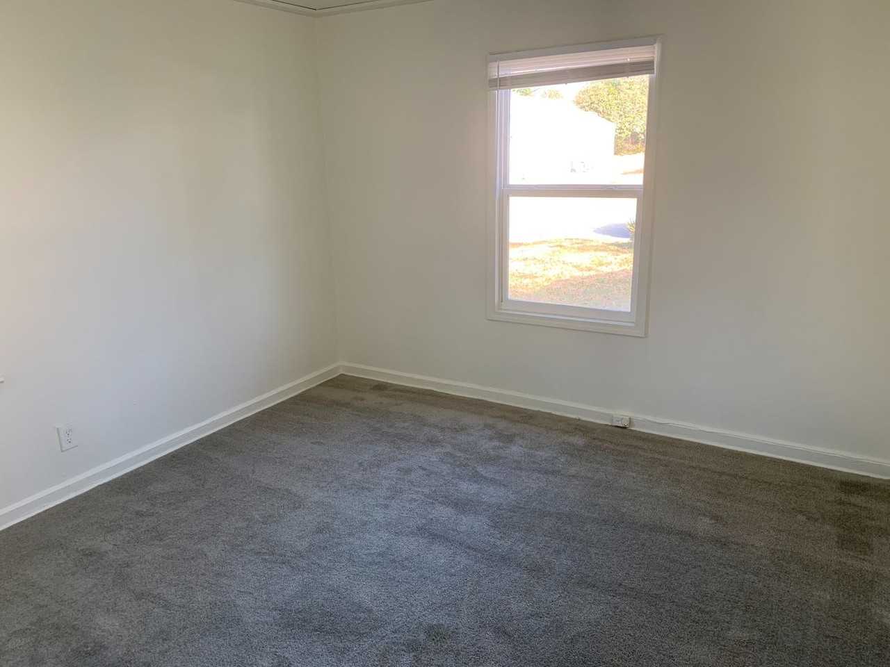 1514 Sloan St - Photo 6 of 8