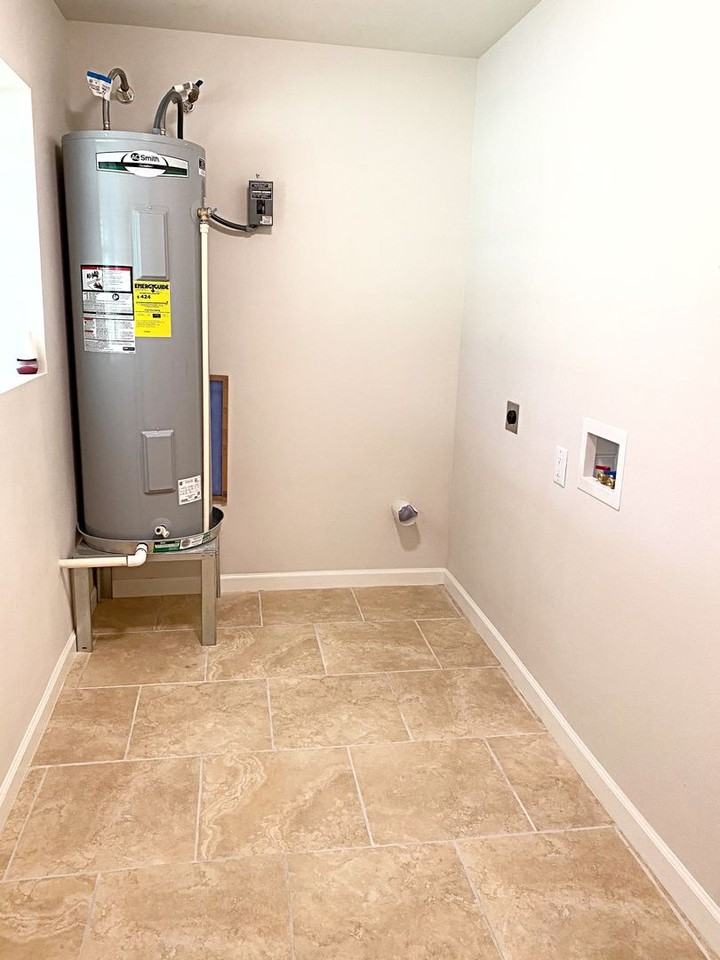 725 Yount St - Photo 2 of 13