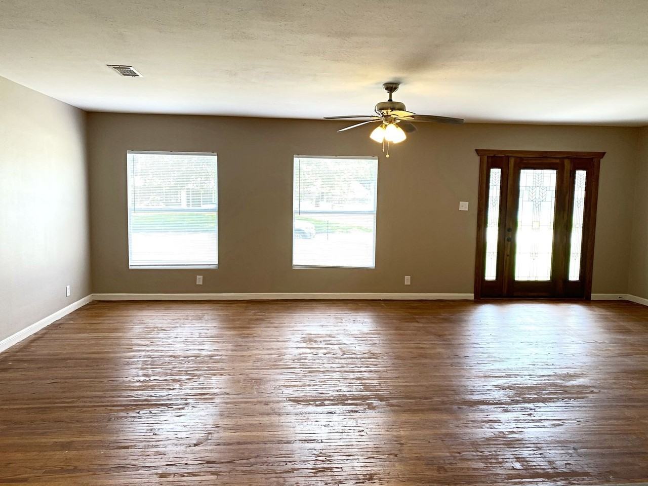 725 Yount St - Photo 3 of 13