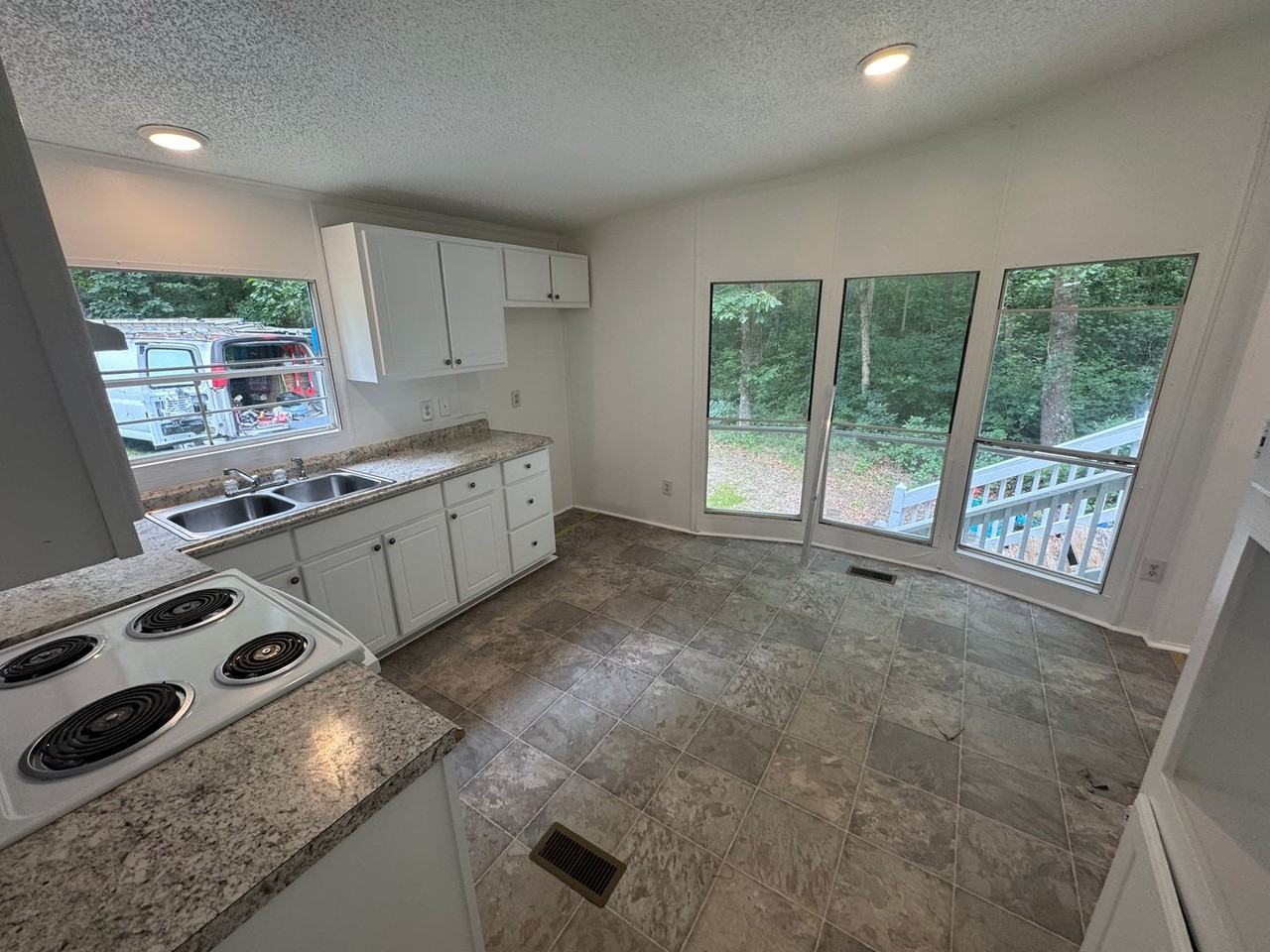 318 S 1st St - Photo 3 of 15