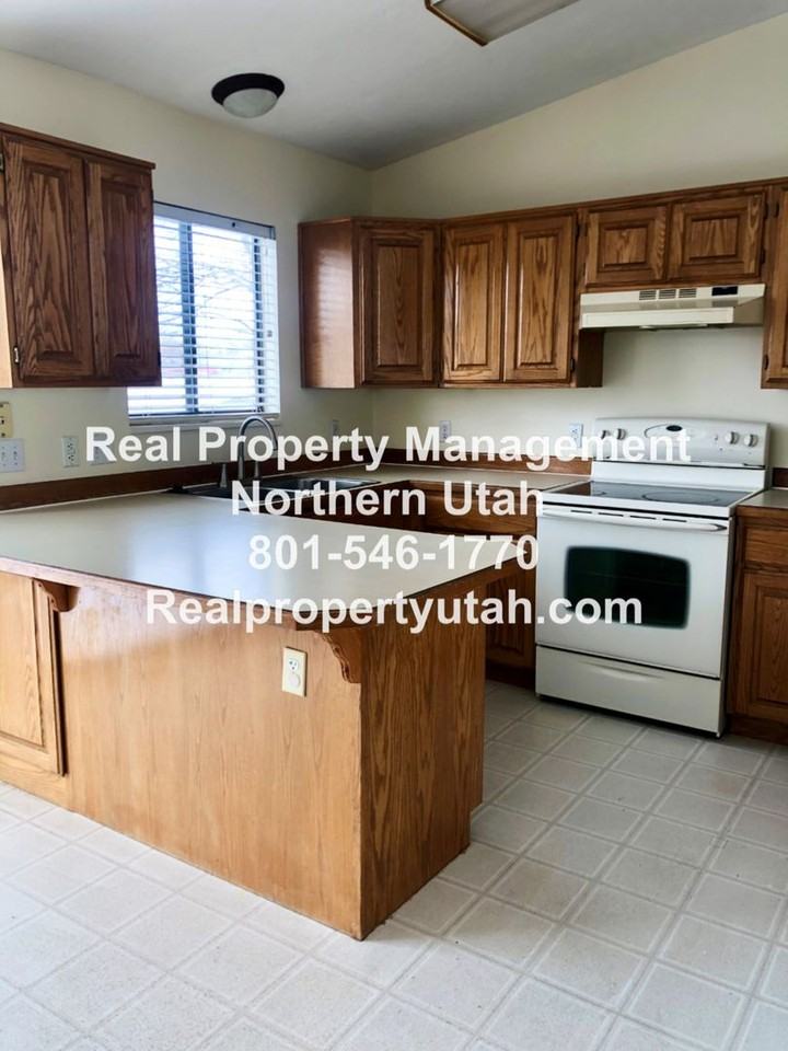 2315 N 1075 E - Photo 6 of 31