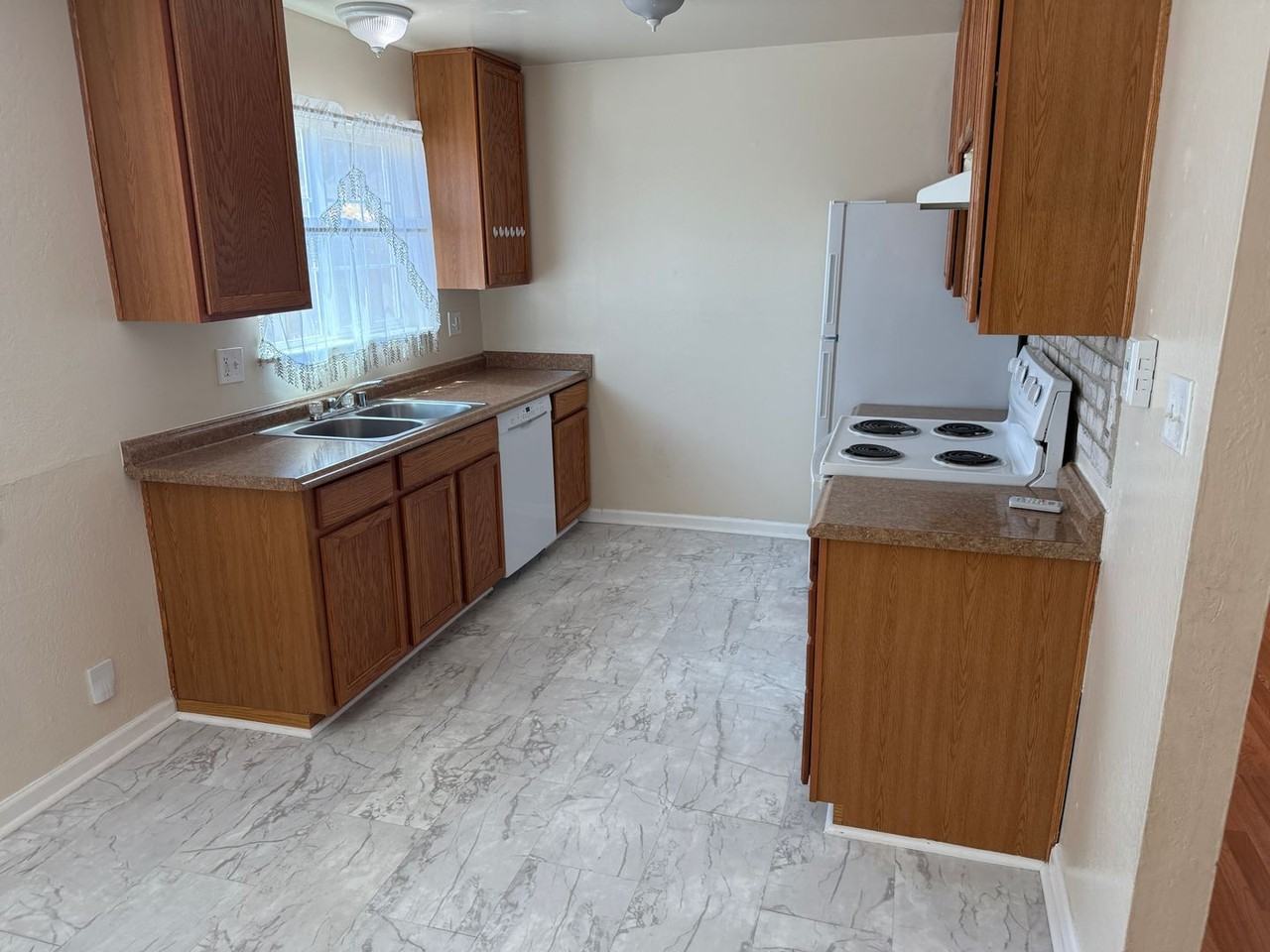 2225 Hillsborough Ct - Photo 2 of 20