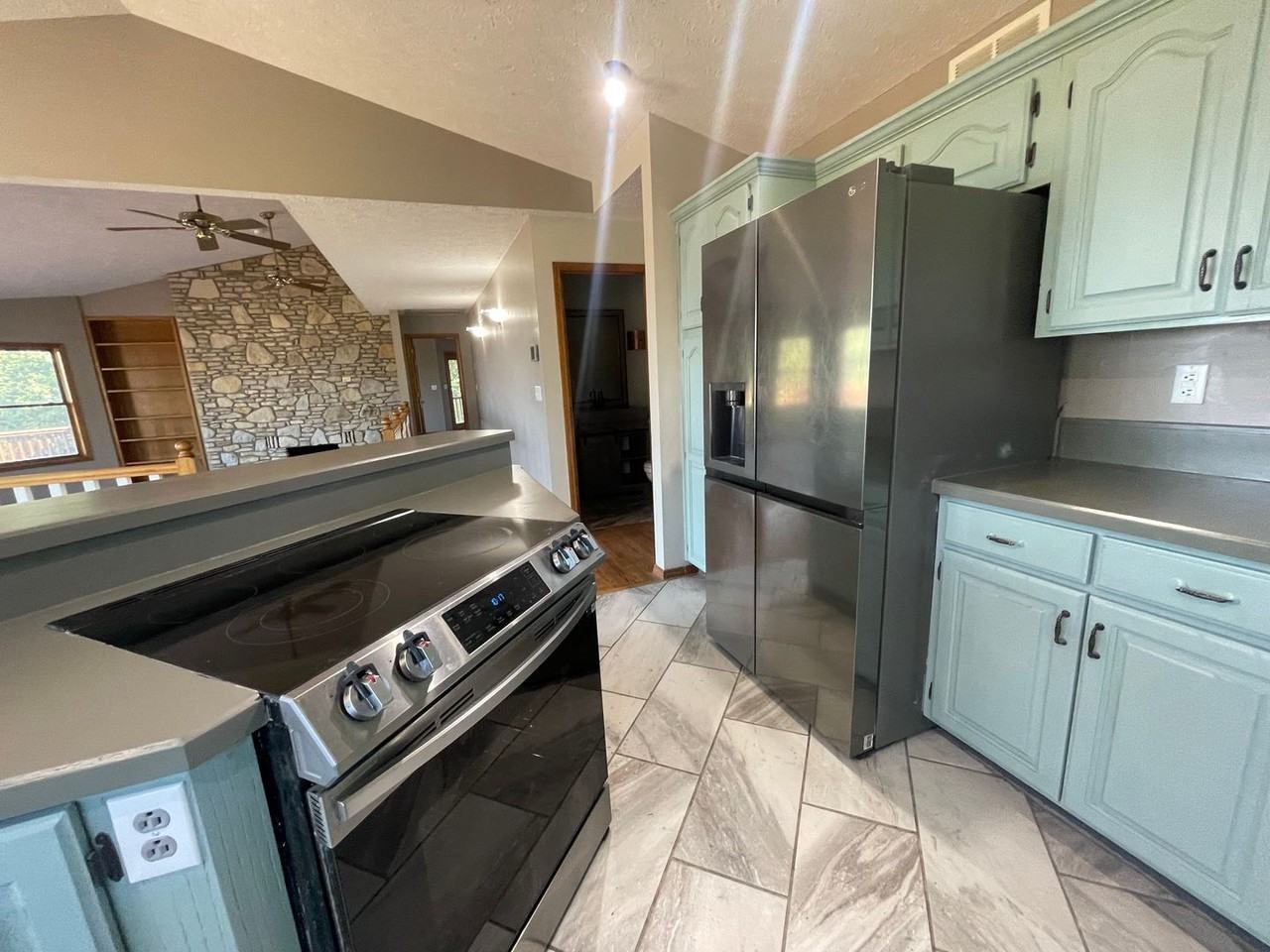 437 Zinnia Ln - Photo 2 of 31