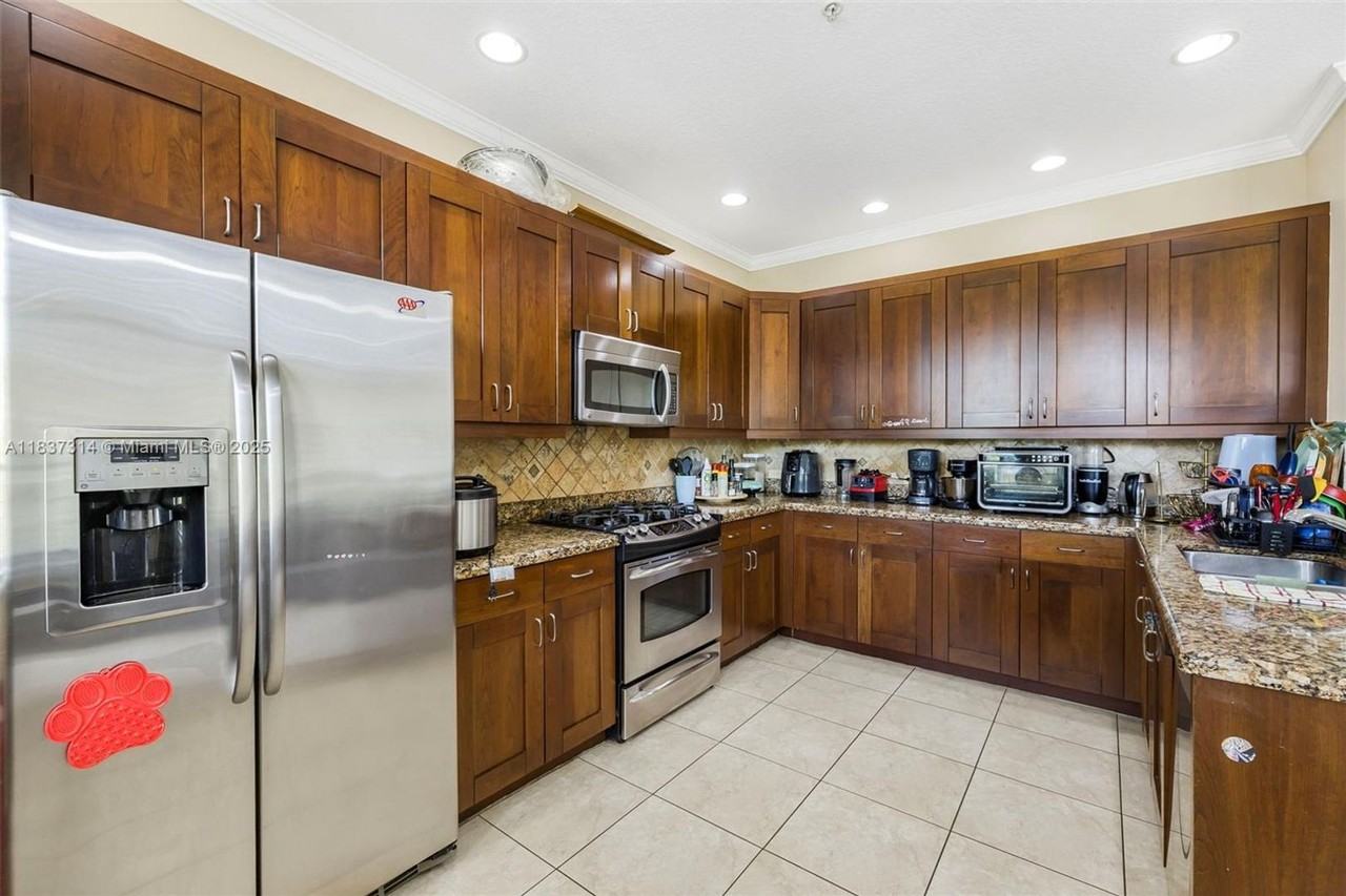 3055 Nw 126th Ave - Photo 4 of 27