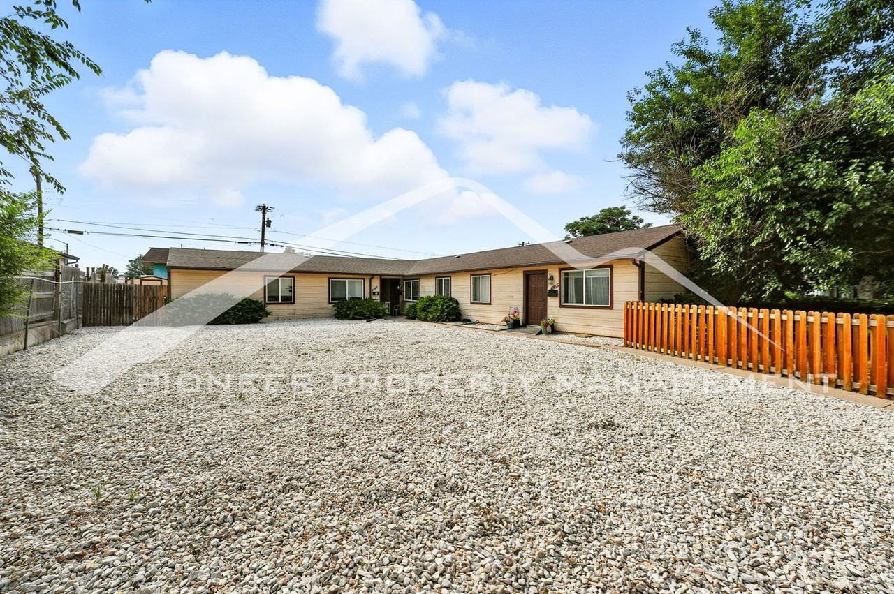 4885 S Lincoln St - Photo 2 of 16