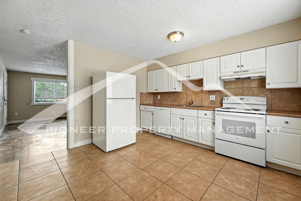 4885 S Lincoln St - Photo 6 of 16