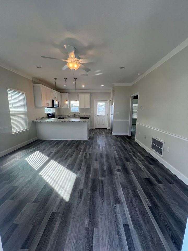 47 25th St Se - Photo 2 of 10