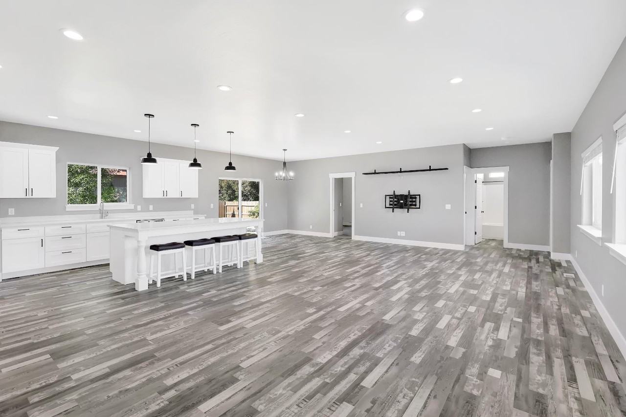 680 E 19th St - Photo 4 of 20