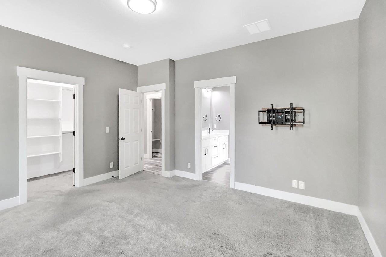 680 E 19th St - Photo 5 of 20