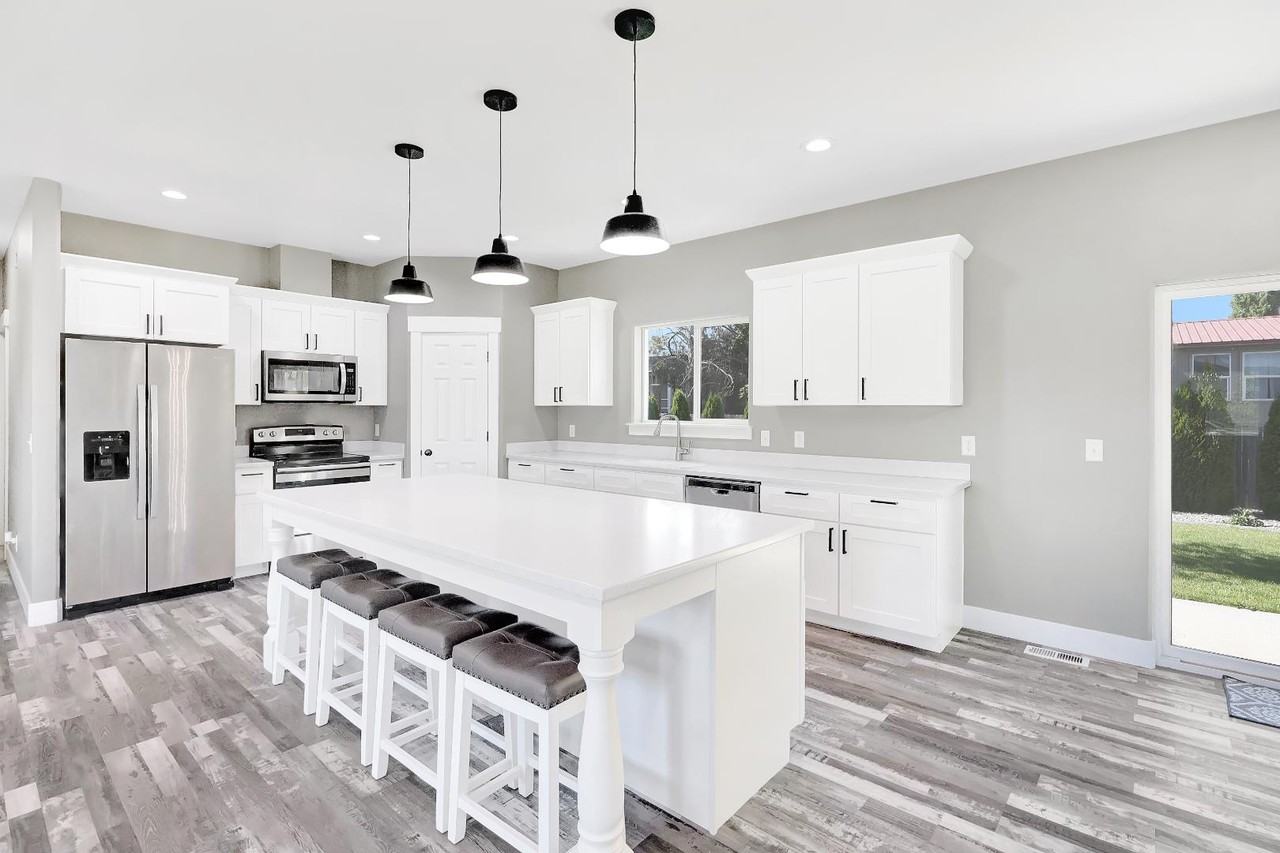 680 E 19th St - Photo 6 of 20