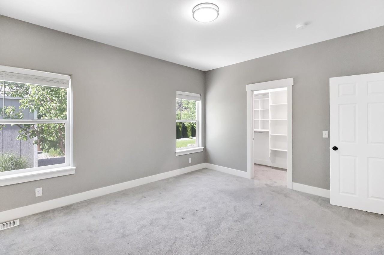 680 E 19th St - Photo 7 of 20