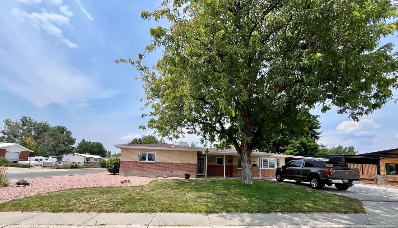 1221 Iris Dr - Photo 2 of 11