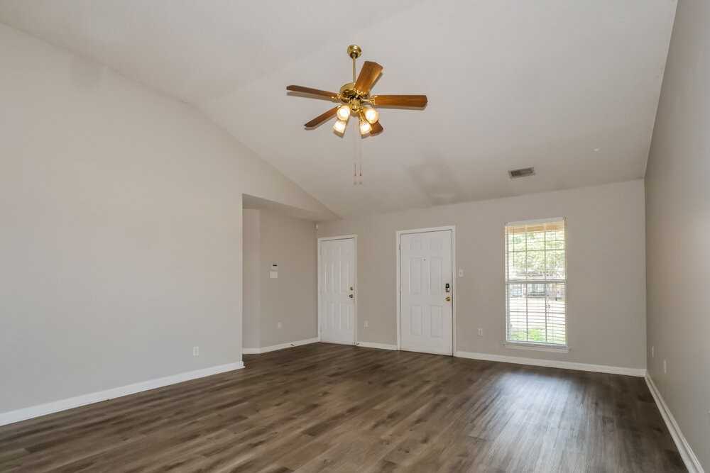 5378 Russell Dr - Photo 4 of 16