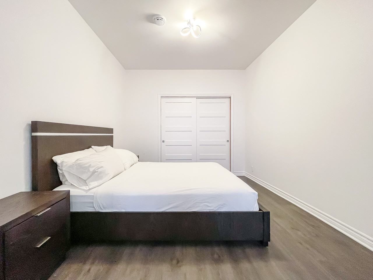 1672 Rue Saint-Denis - Photo 2 of 35