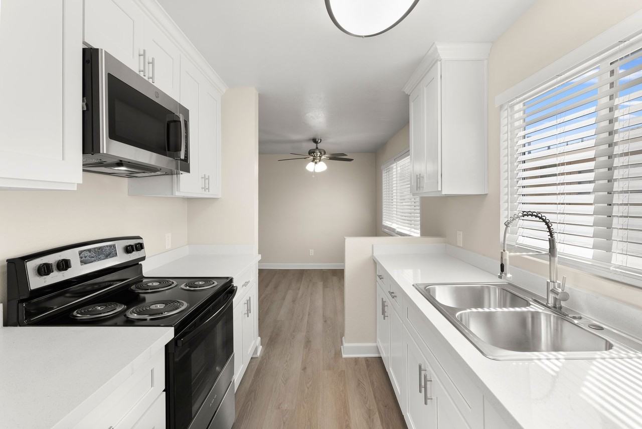 Melrose Manor Apartments - Photo 6 of 44