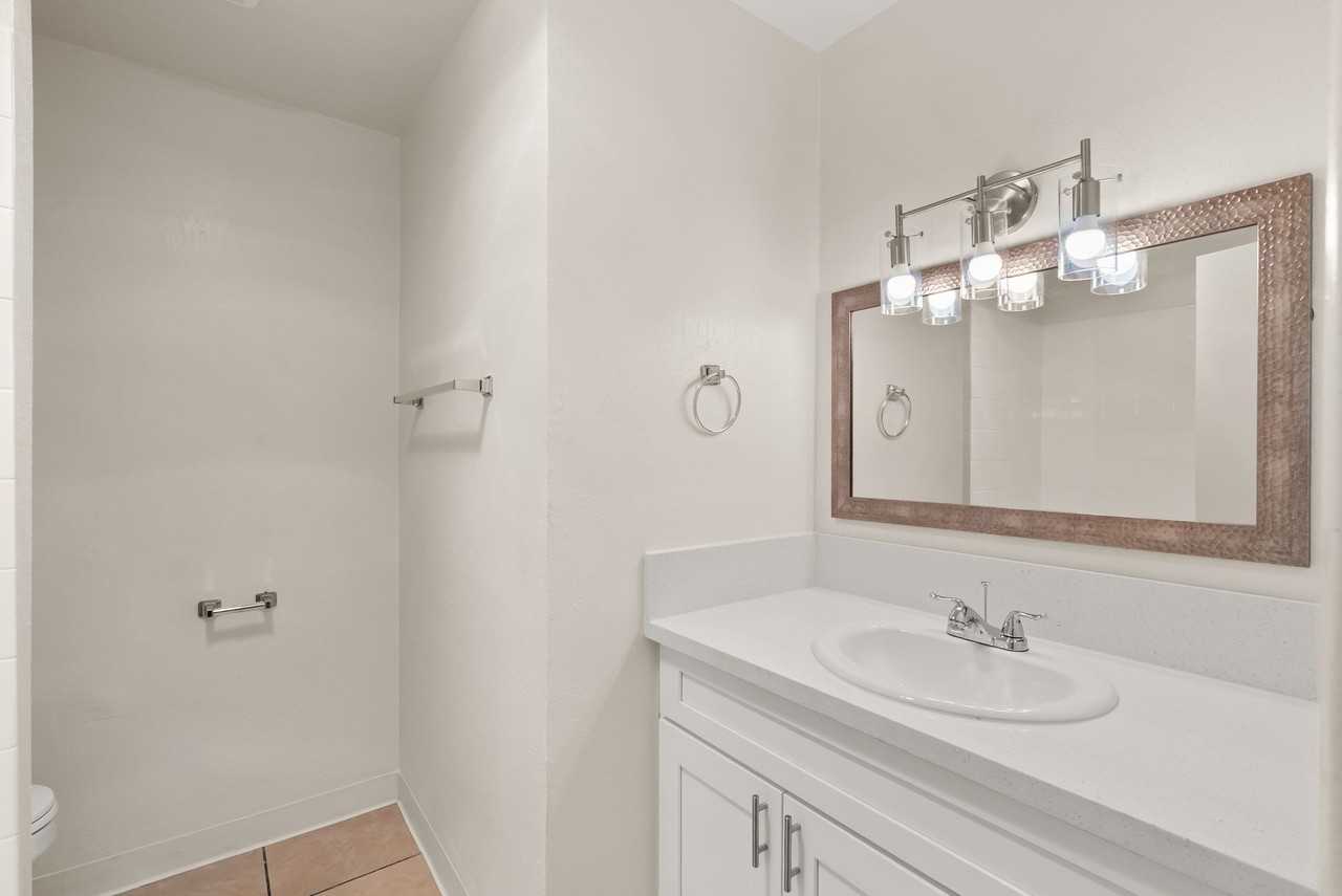 Melrose Manor Apartments - Photo 7 of 44