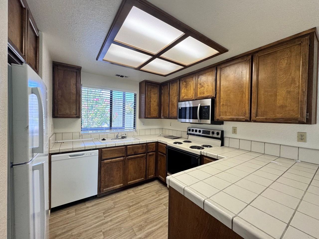 718 Dorothy Way - Photo 7 of 17