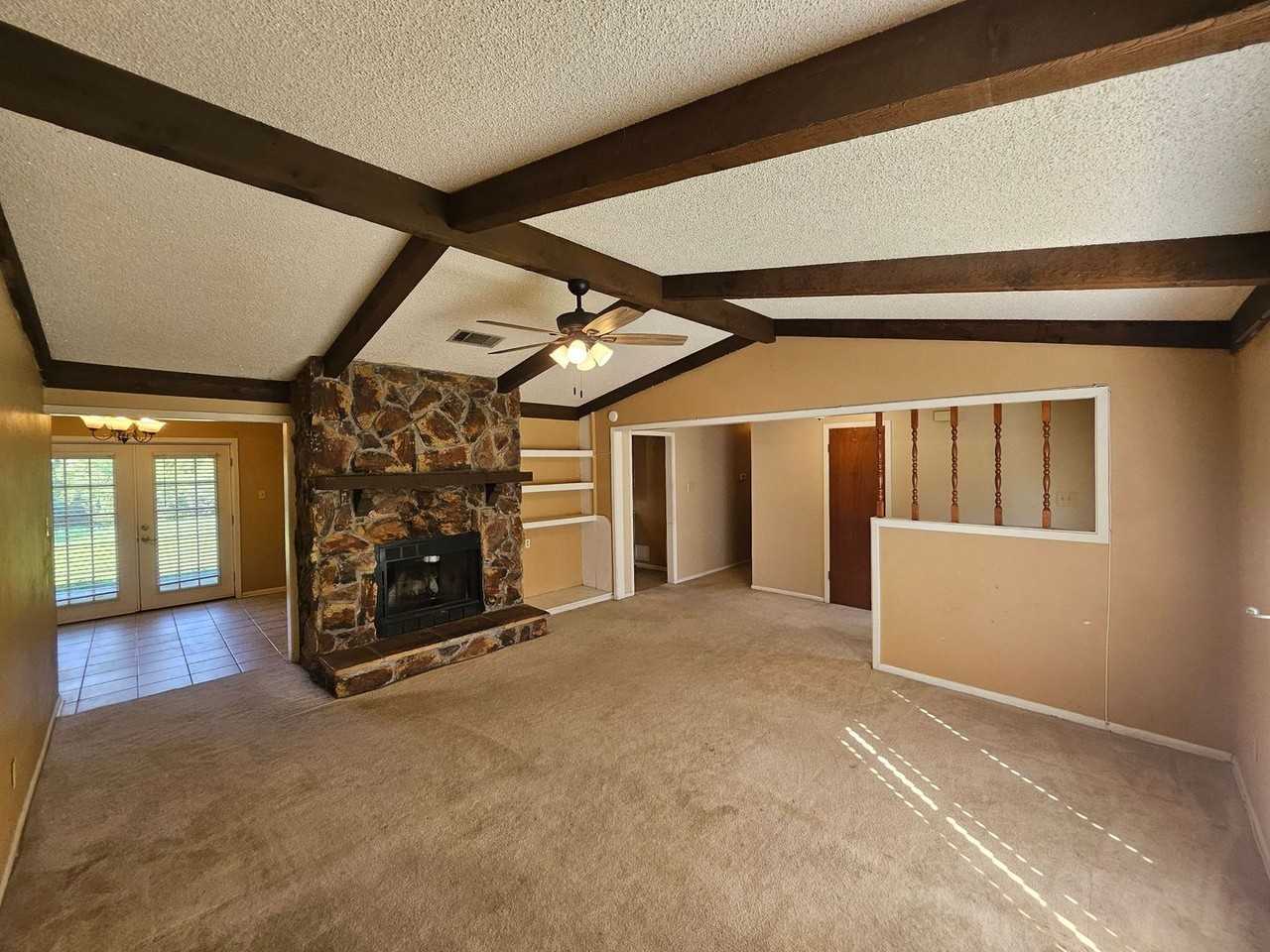 105 Amelia Dr - Photo 4 of 18