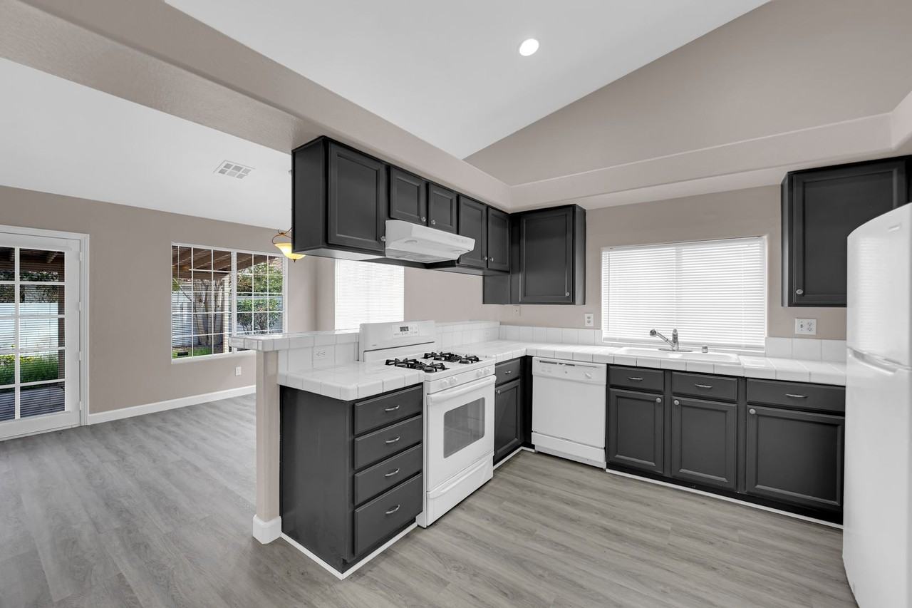 5028 Saint Annes Dr - Photo 4 of 19