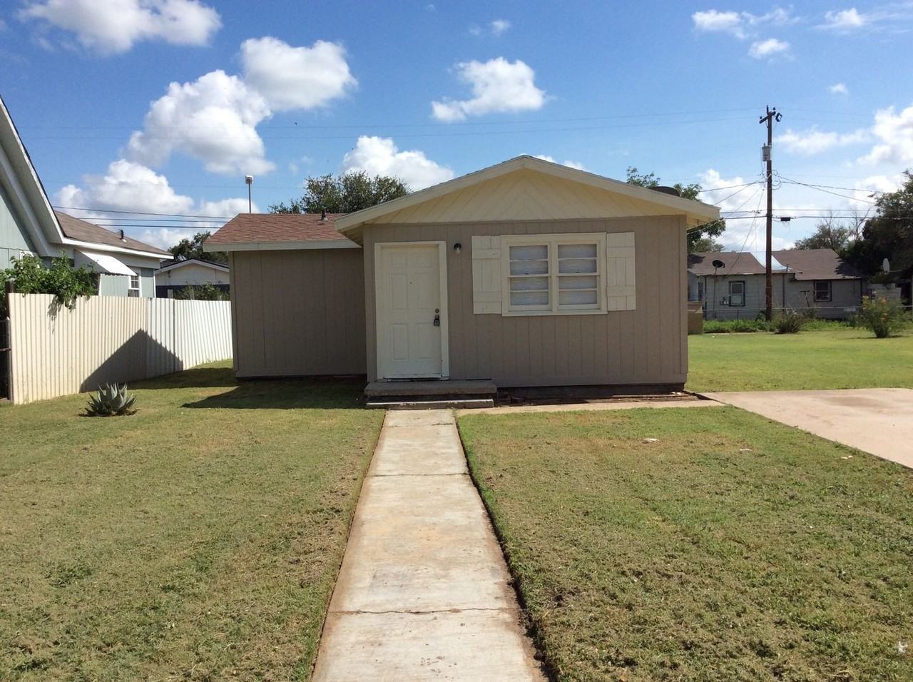 208 Se 6th St - Photo 2 of 19