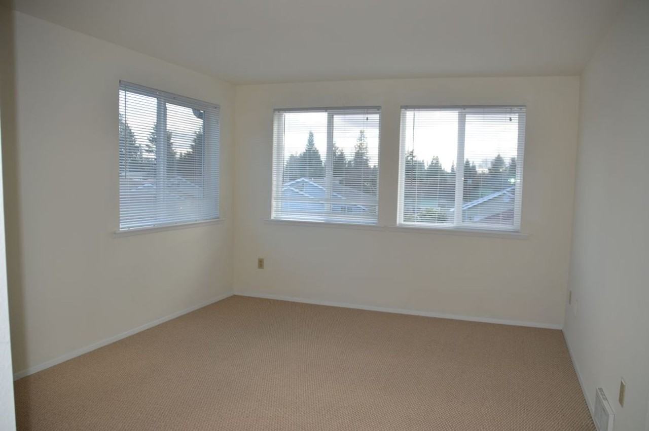 215 96th Pl Se - Photo 6 of 10