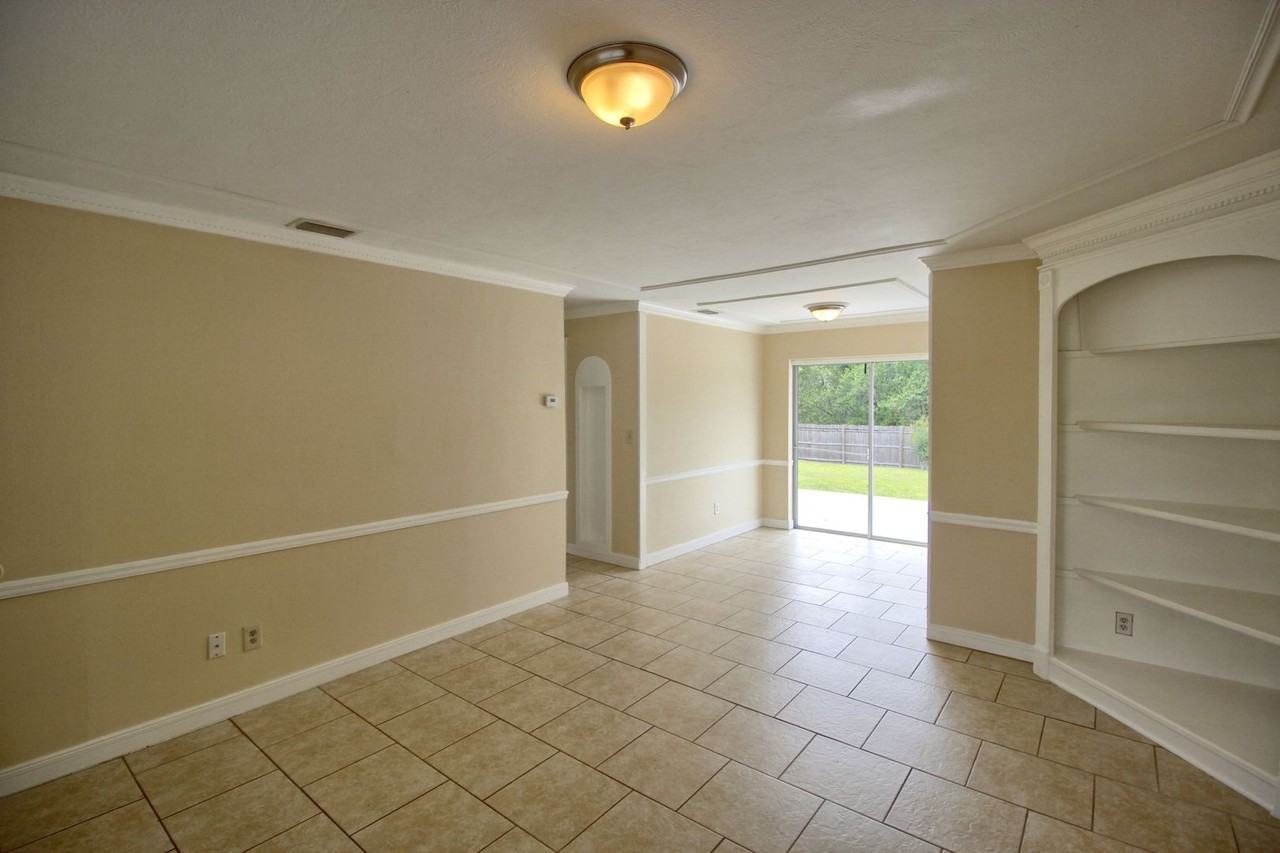 323 Elm Dr - Photo 3 of 14