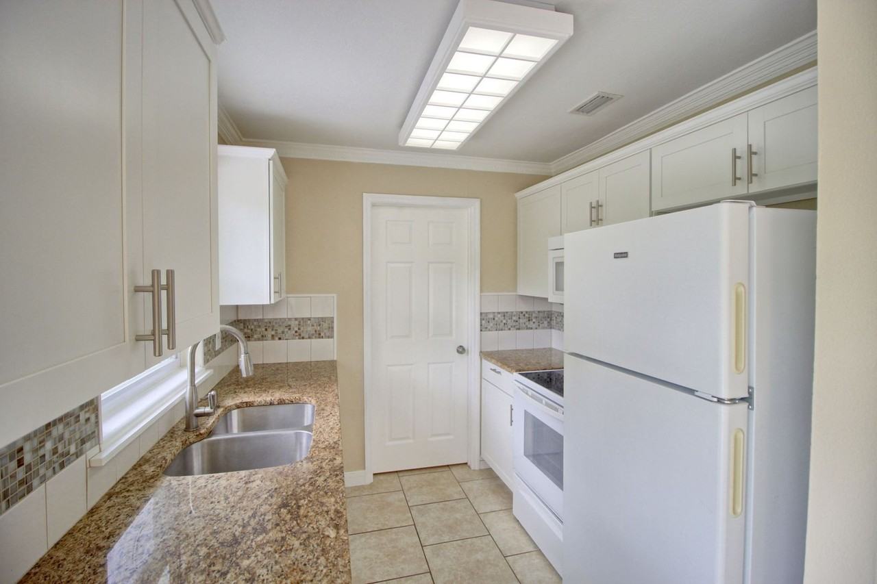 323 Elm Dr - Photo 4 of 14