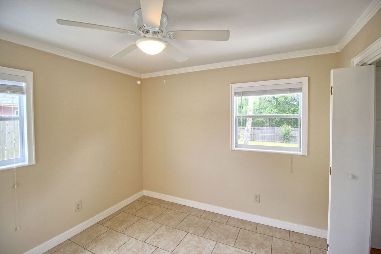 323 Elm Dr - Photo 7 of 14