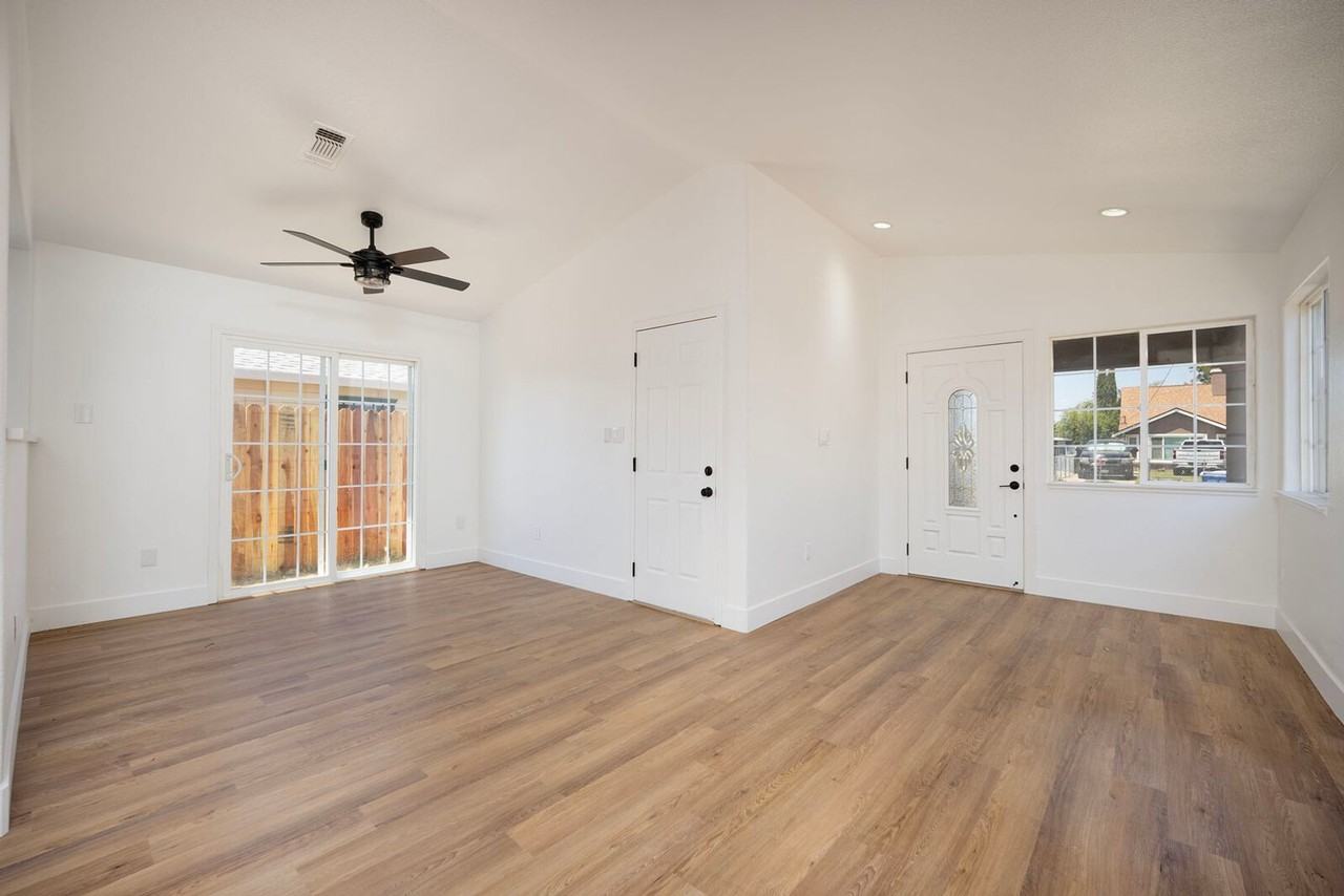 2716 Yreka Ave - Photo 3 of 18