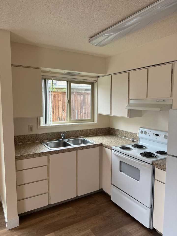 #167 FRANCIS STREET APARTMENTS - Photo 6 of 6