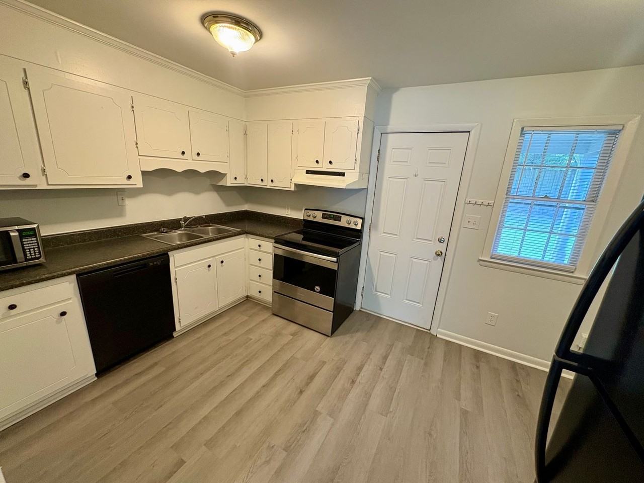 709 Montclair Dr - Photo 4 of 15